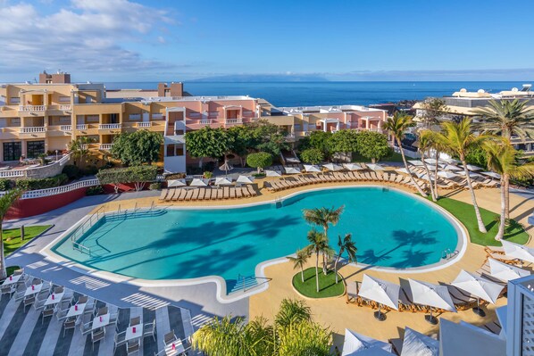 4 outdoor pools, open 10:00 AM to 6:30 PM, pool umbrellas, pool loungers
