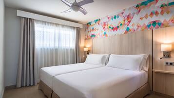 Minibar, safe på rommet, barnesenger (inkludert) og wi-fi (inkludert)