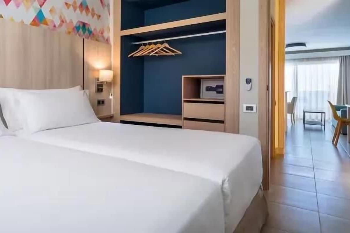 Minibar, in-room safe, WiFi (free), bed sheets