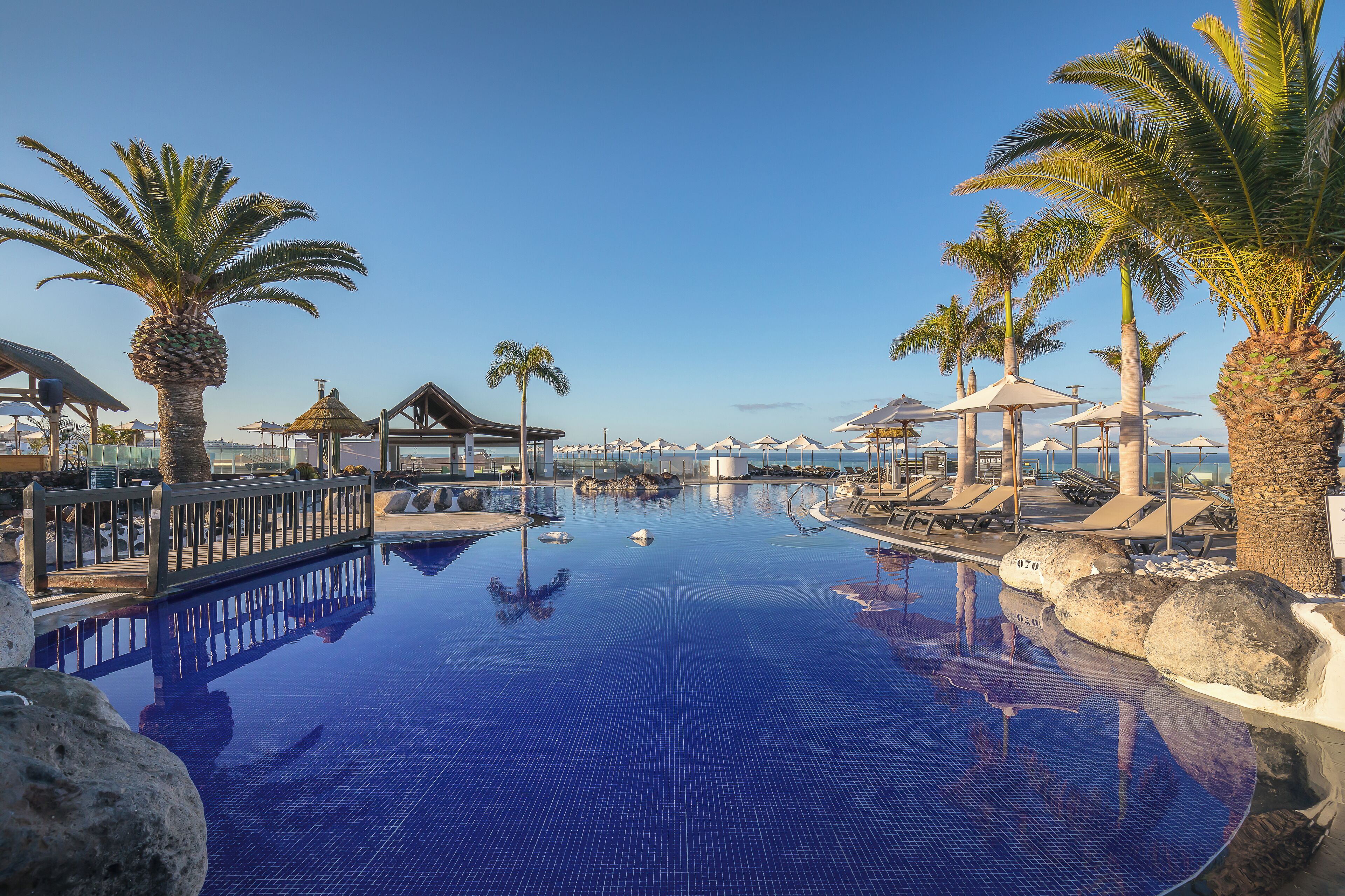 3 piscines extérieures, parasols de plage, chaises longues