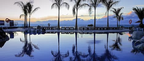 3 piscine all'aperto, ombrelloni da piscina, lettini