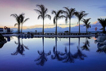 3 piscines extérieures, parasols de plage, chaises longues