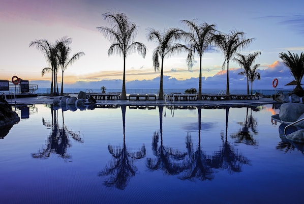 3 piscines extérieures, parasols de plage, chaises longues