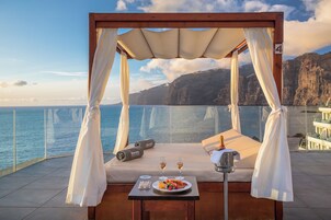 3 室外游泳池，池畔遮阳伞，日光浴躺椅