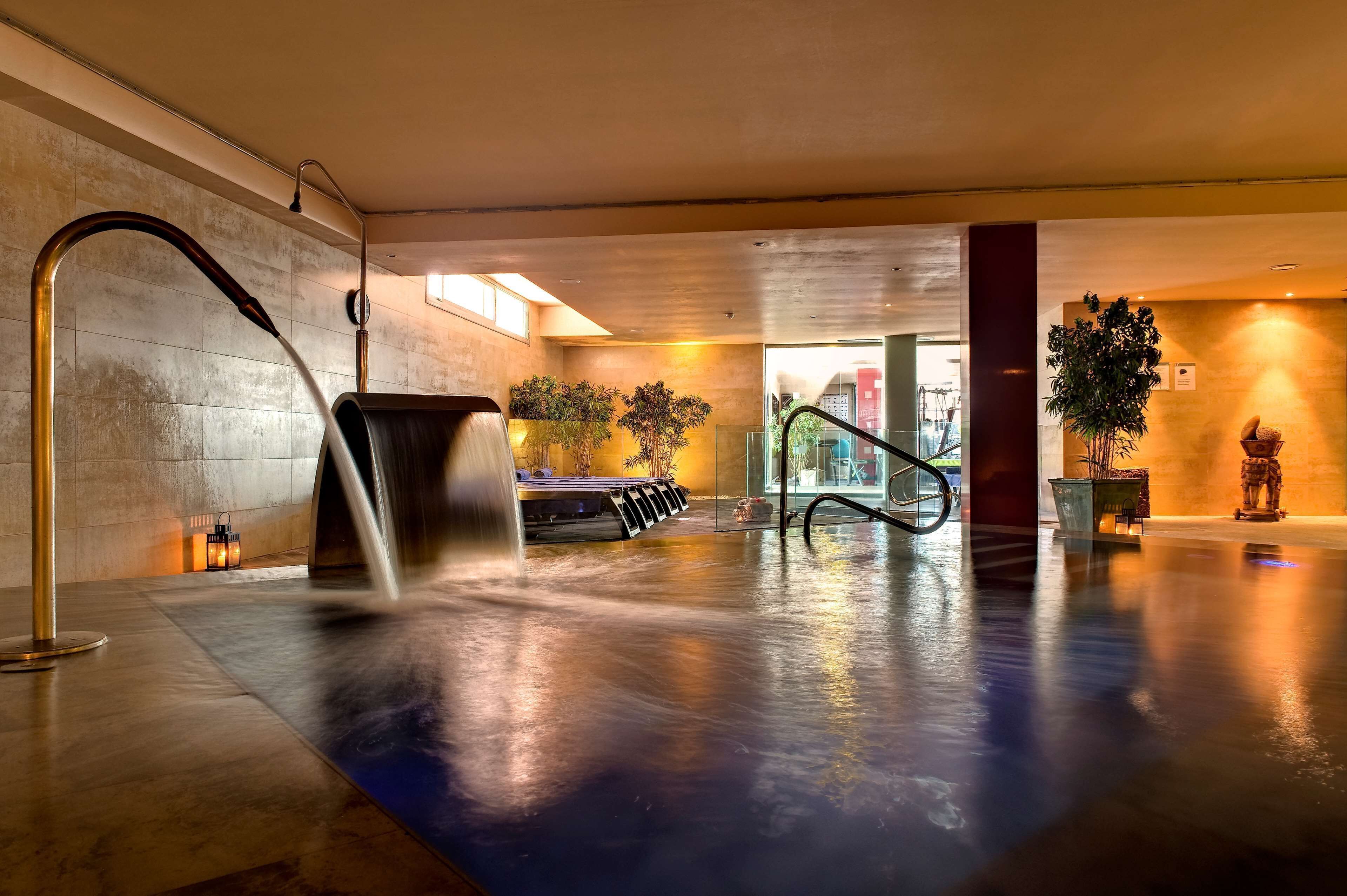 3 室外游泳池，池畔遮阳伞，日光浴躺椅