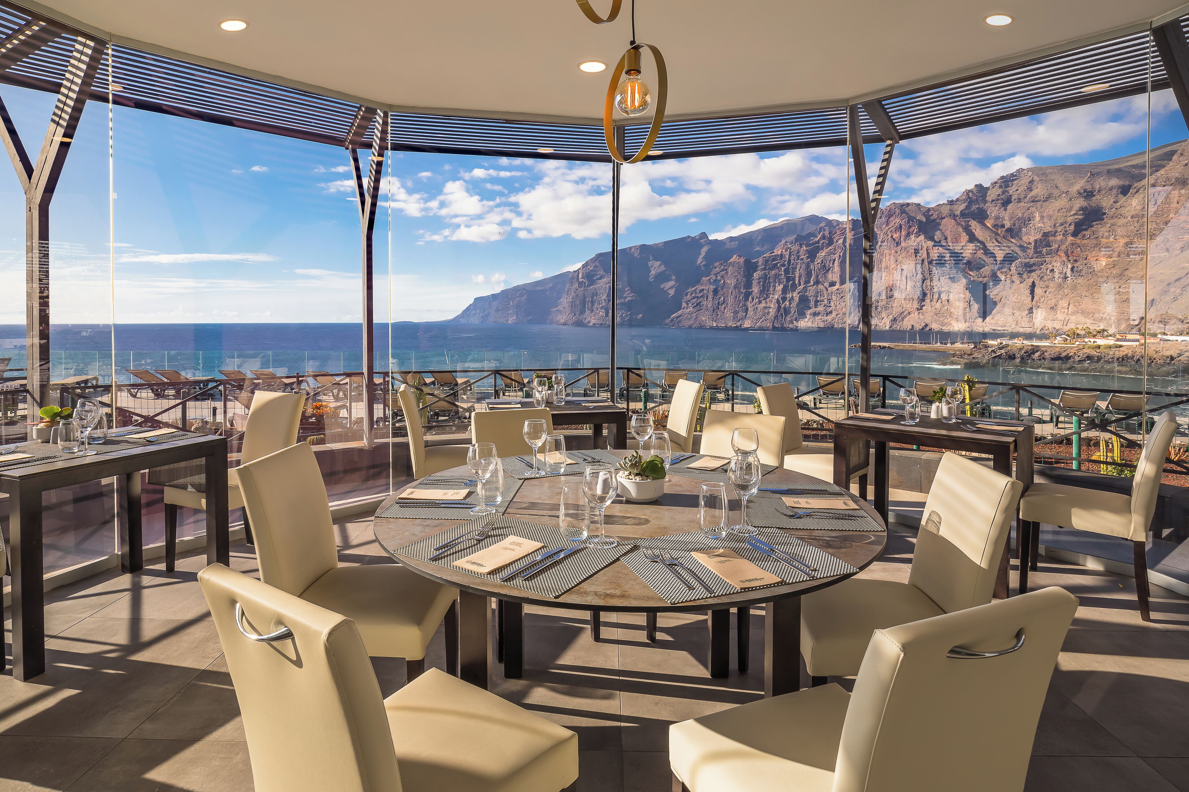 2 restaurants, breakfast, lunch, dinner served; international cuisine