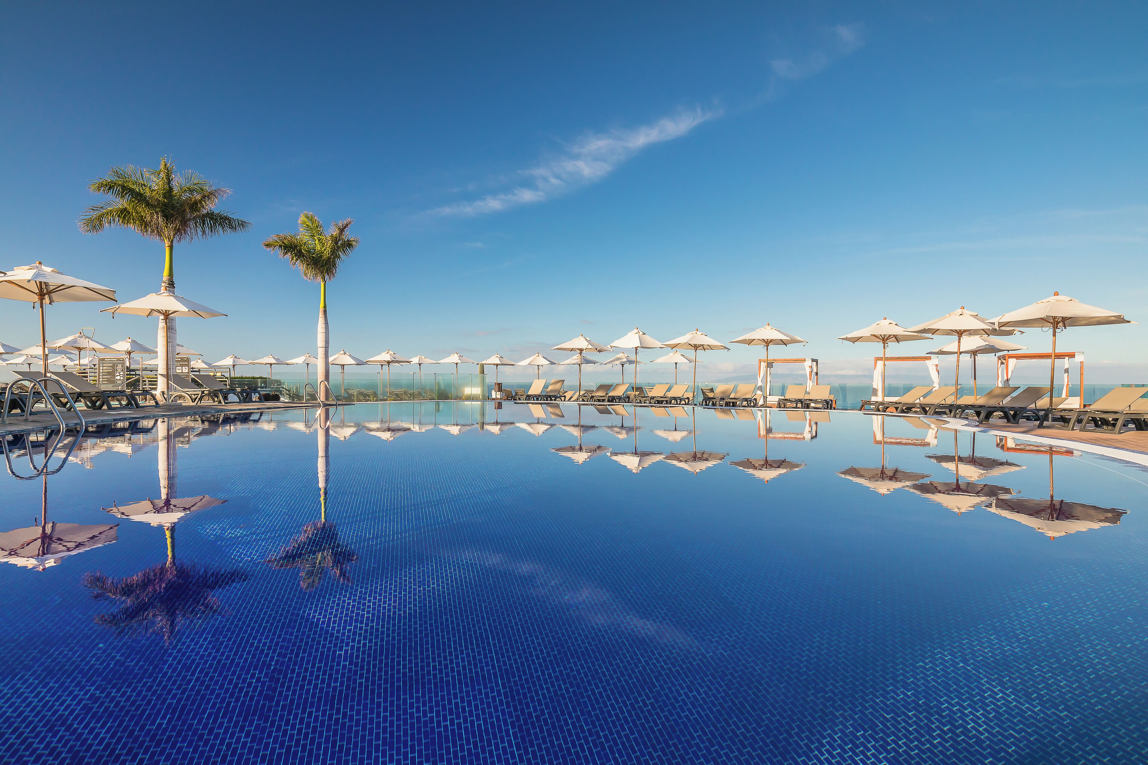 3 outdoor pools, pool umbrellas, pool loungers