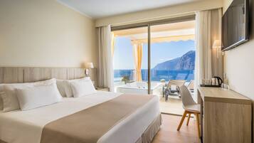 Minibar, coffres-forts dans les chambres, bureau, rideaux occultants