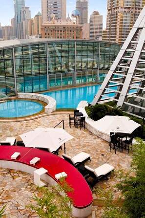 Una piscina techada, una piscina al aire libre de temporada