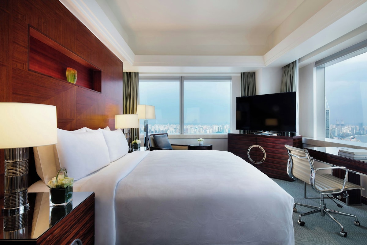 Premium bedding, down comforters, minibar, in-room safe