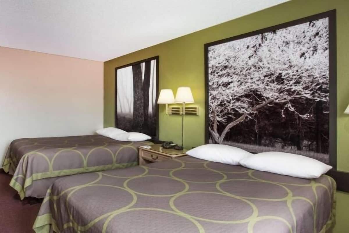 Escritorio, wifi gratis y ropa de cama