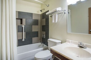 Combined shower/bathtub, hair dryer, towels