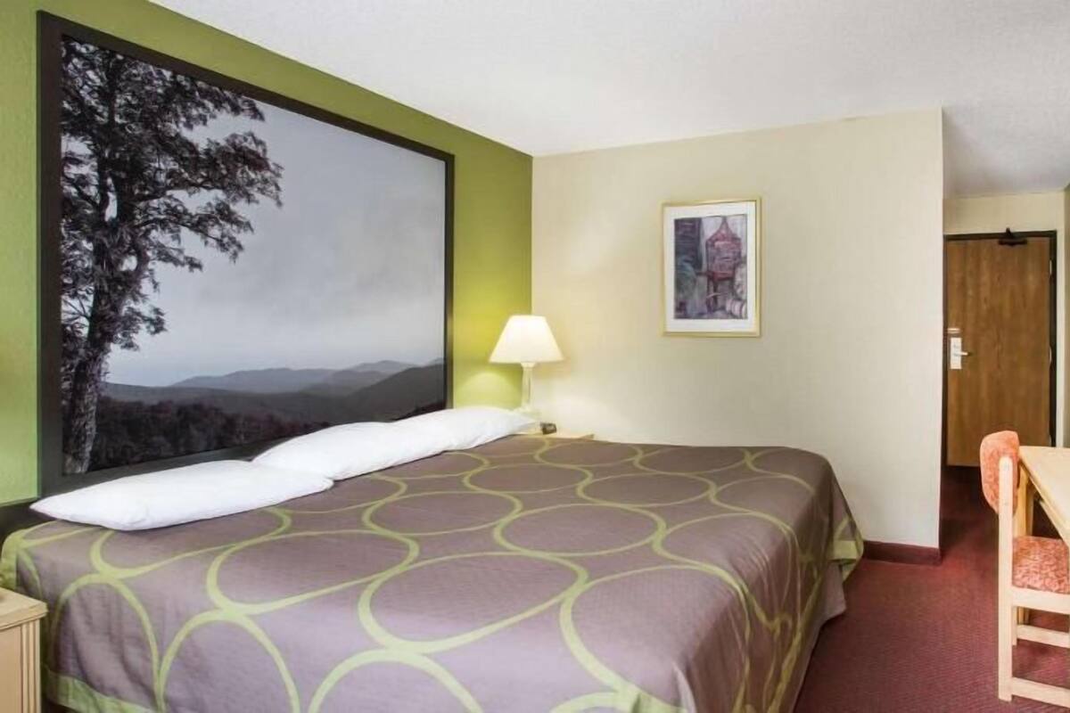 Escritorio, wifi gratis y ropa de cama