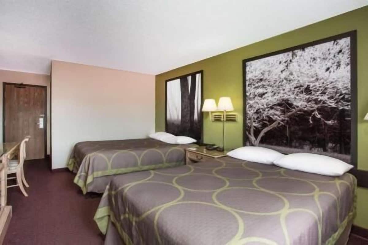 Escritorio, wifi gratis y ropa de cama