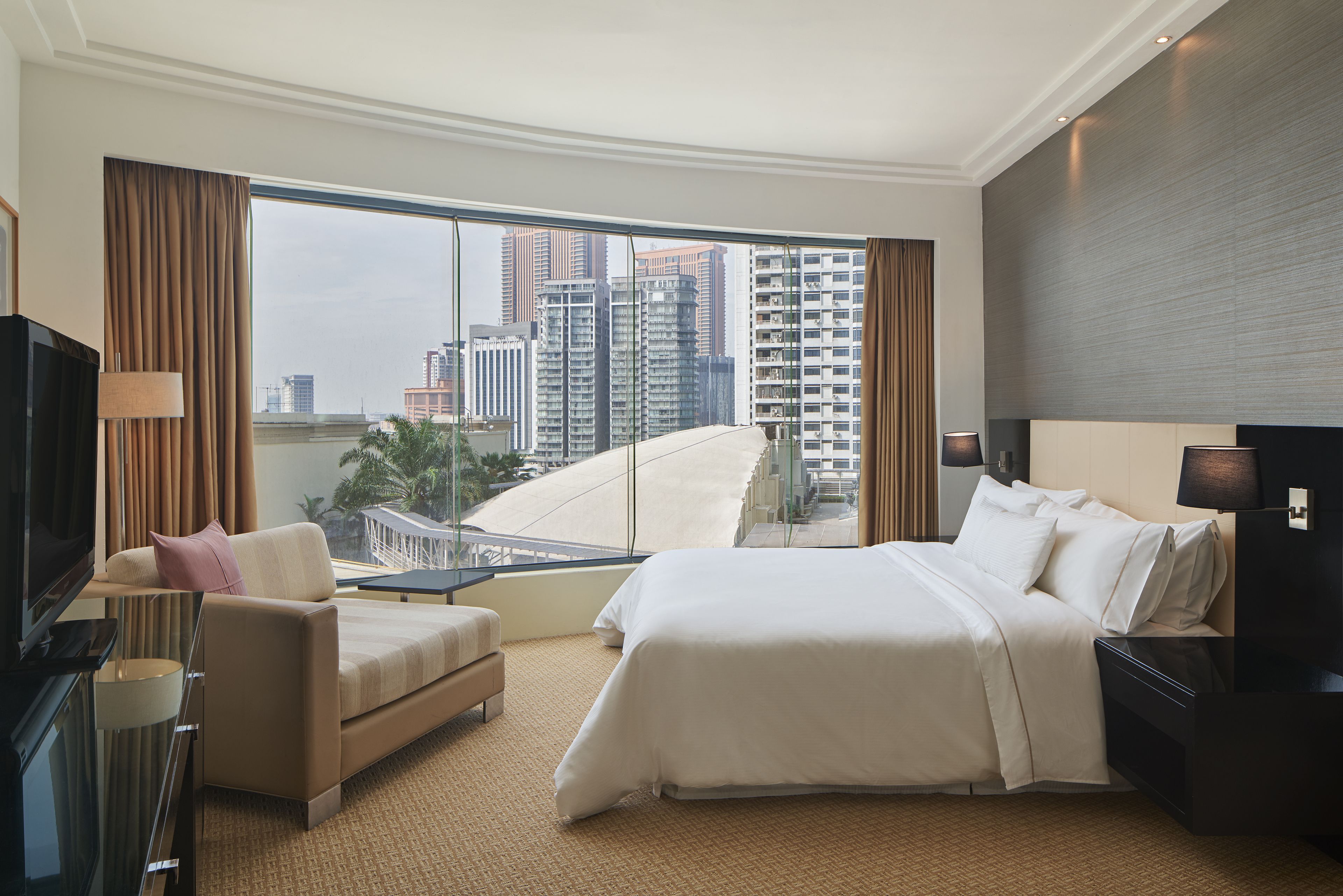 premium room, 1 king bed, city view | 1 bedroom, hypo-allergenic bedding, minibar, in-room safe