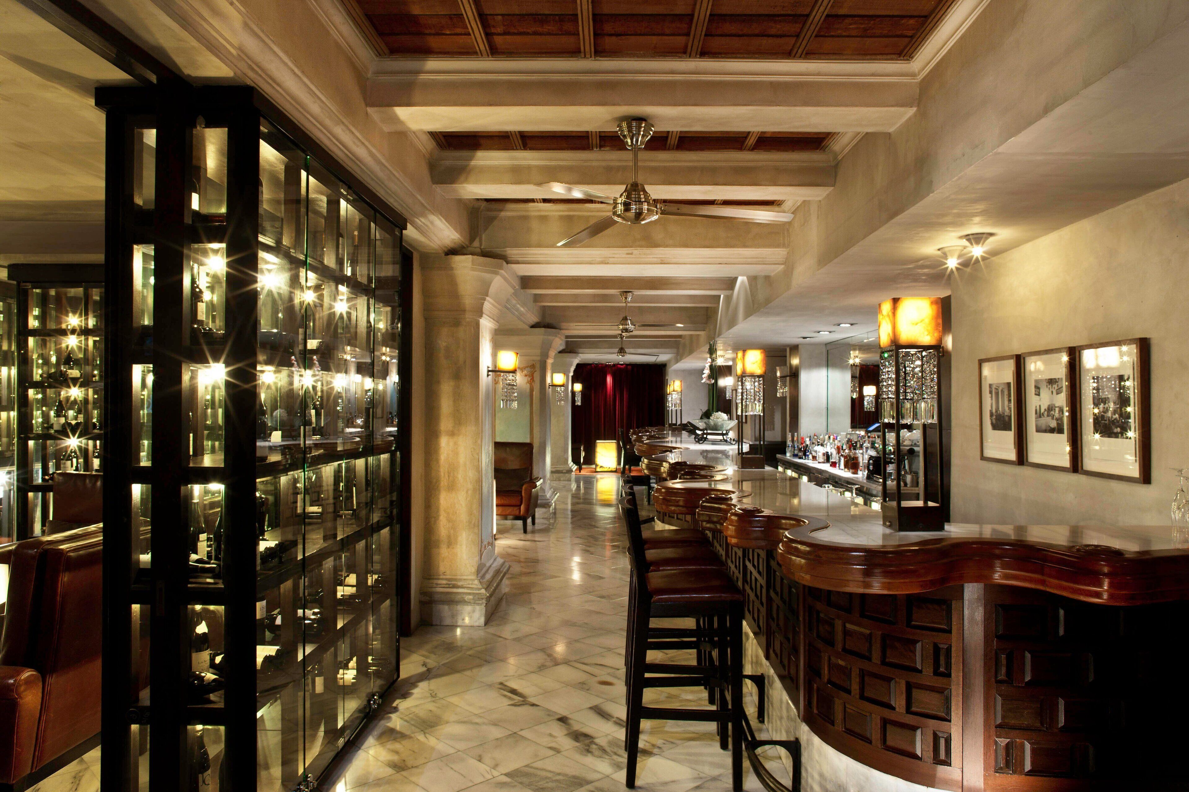 Serverer middag og happy hour