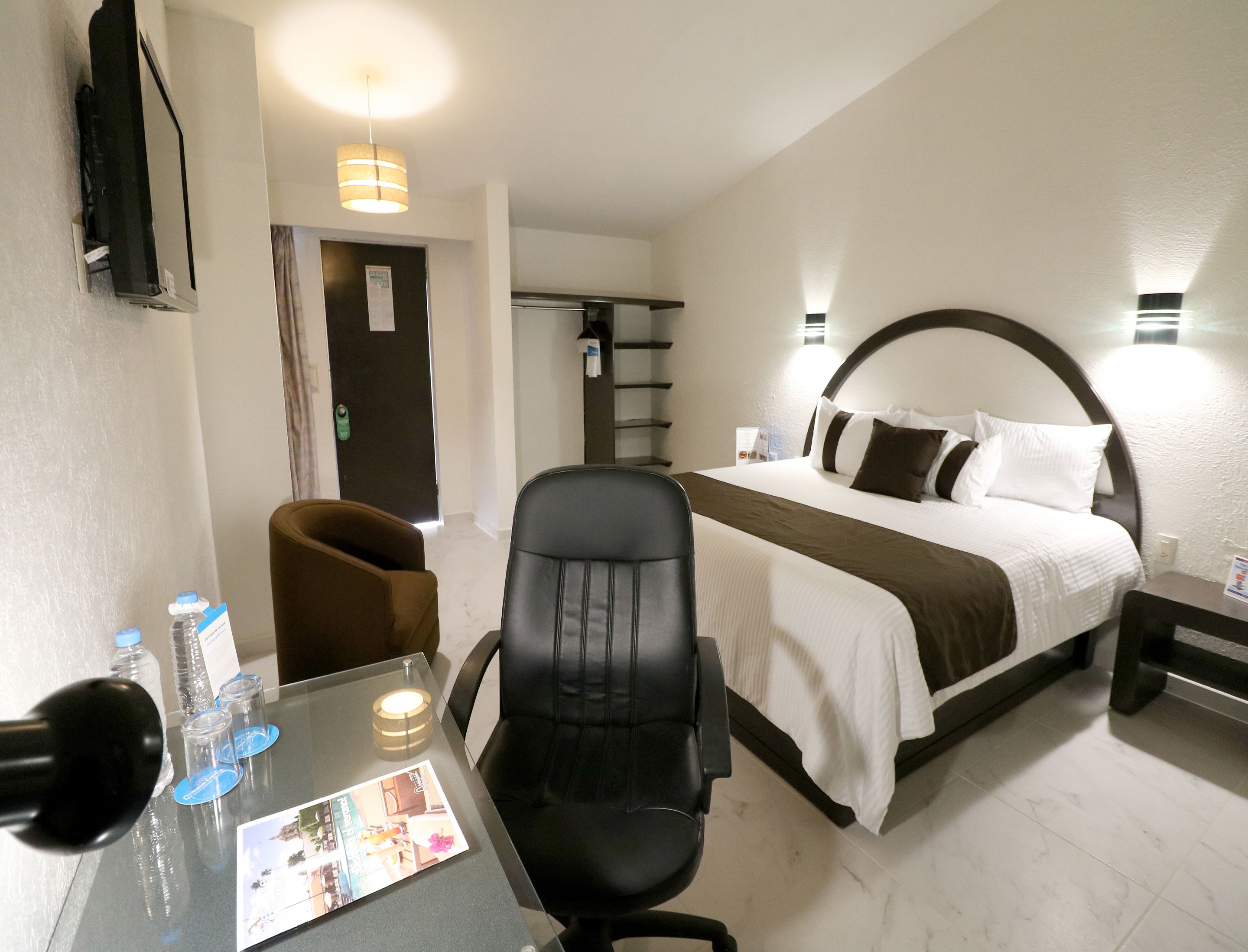 Shower, free toiletries, towels