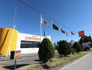 Vista frontal de la propiedad