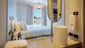 A hotel room with a bed, a large mirror, a sink, and a view of the outdoors. - Hotel Iruña (Mar del Plata)
