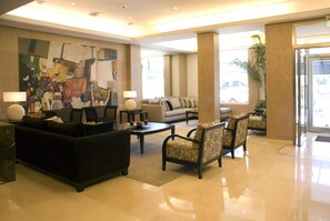 Lobby sitting area - Hotel Iruña (Mar del Plata)