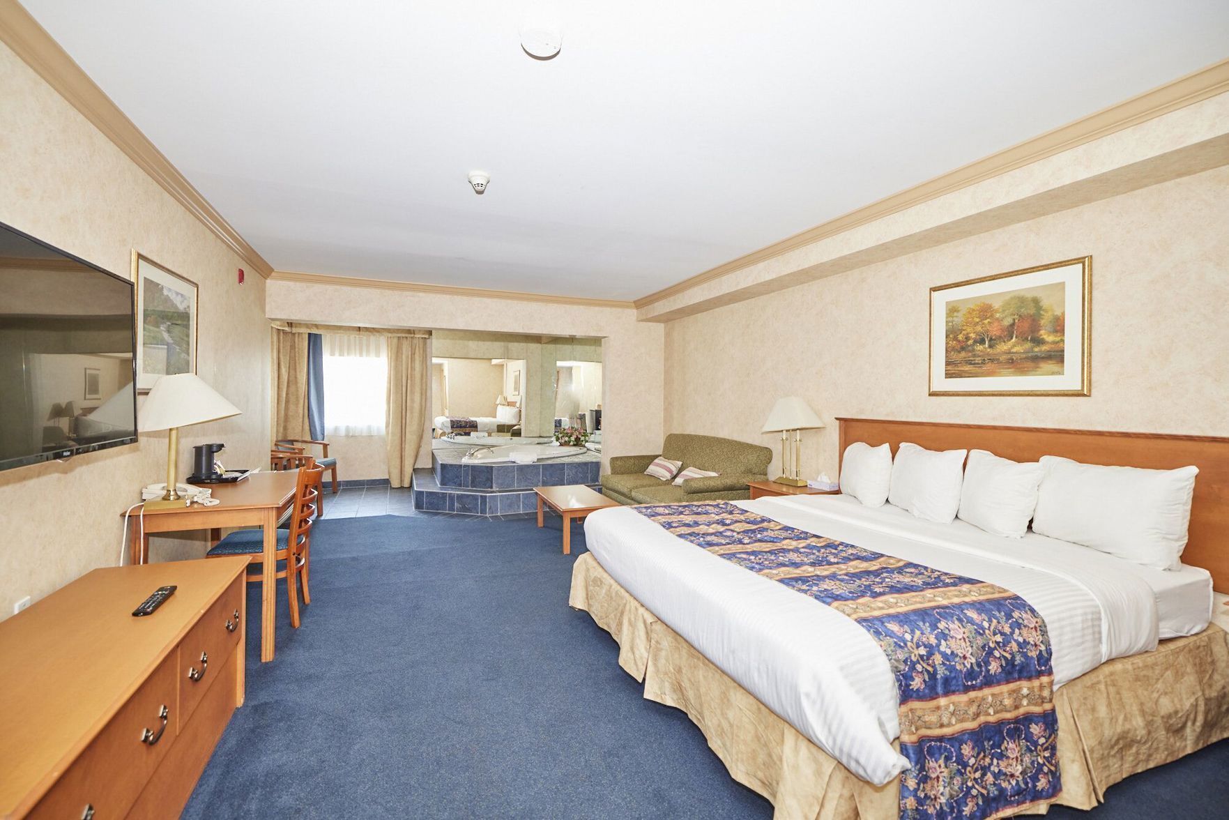 Escritorio, espacio para trabajar con laptop y cortinas blackout 