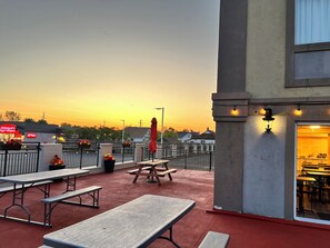 Terrace/patio - Glengate Hotel & Suites (Niagara Falls)