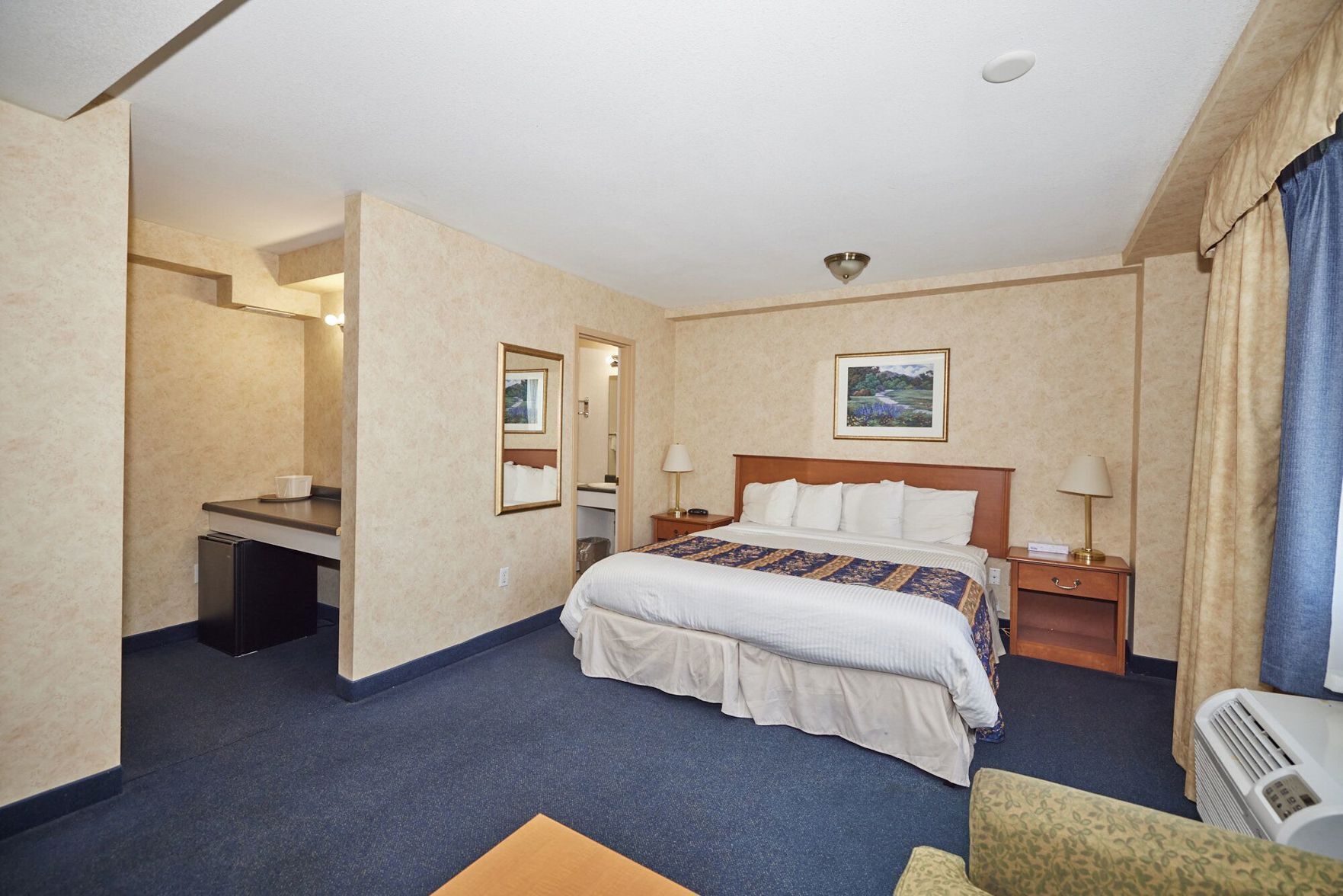 Escritorio, espacio para trabajar con laptop y cortinas blackout 