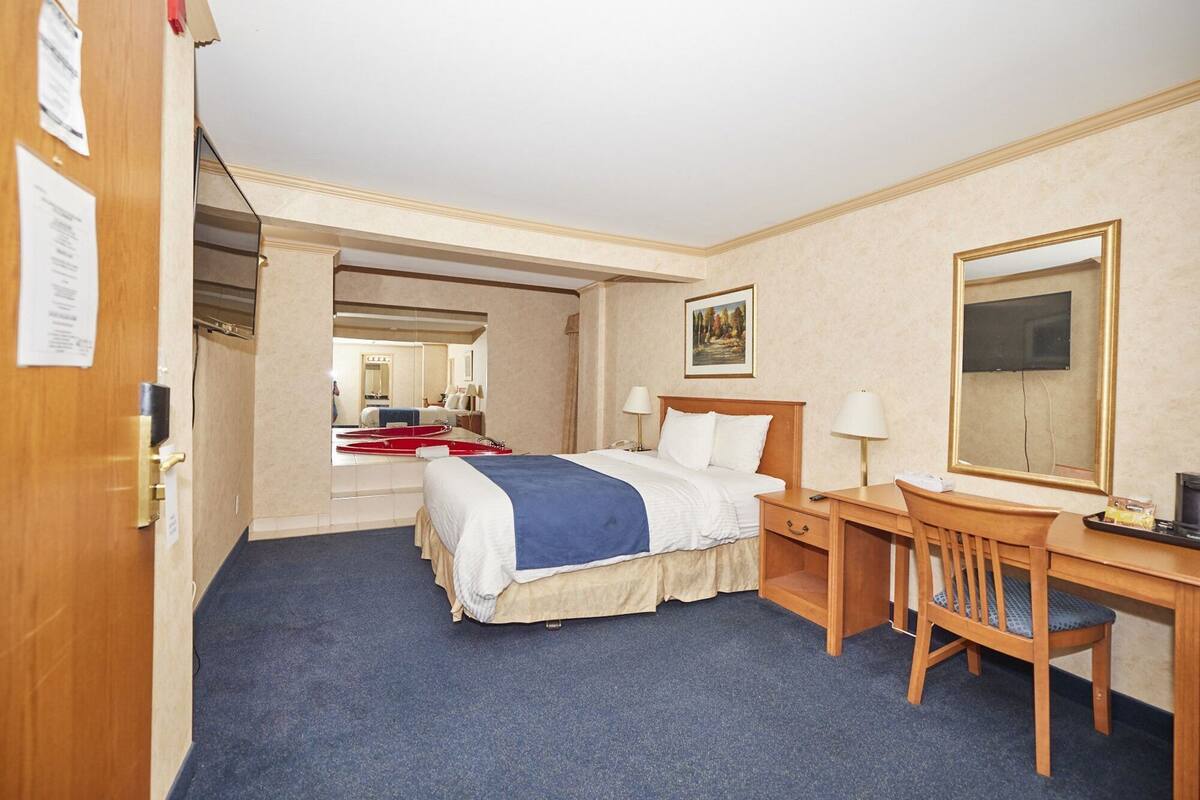 Escritorio, espacio para trabajar con laptop y cortinas blackout