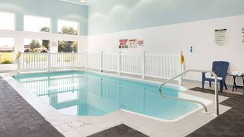 Inomhuspool med öppettider 08.00 till 22.00, och solstolar