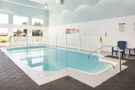 Innenpool, geöffnet von 08:00 Uhr bis 22:00 Uhr, Liegestühle. Days Inn by Wyndham Leamington