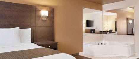 Escritorio, cortinas blackout y tabla de planchar con plancha