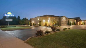 A Days Inn hotel with a well-lit entrance, landscaped grounds, and a welcoming sign. - Days Inn by Wyndham Leamington (Leamington)