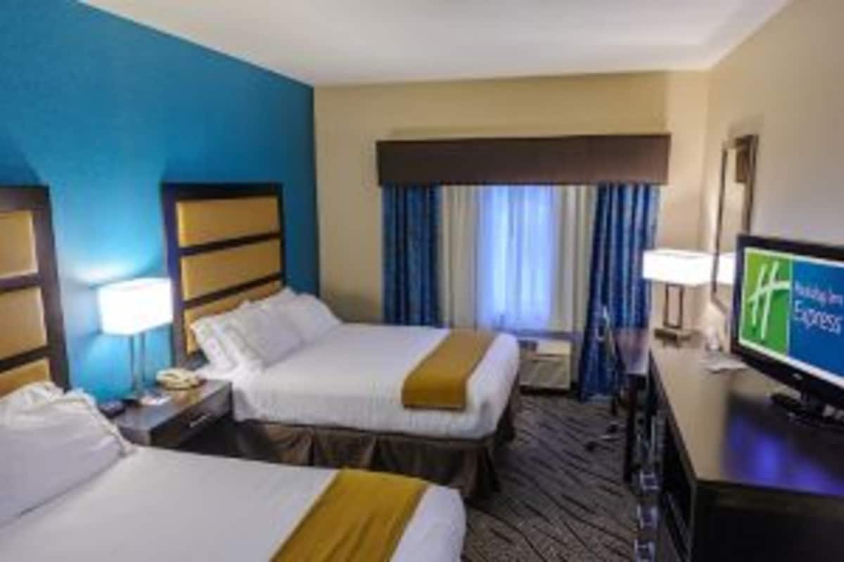 Tallelokero huoneessa, työpöytä, pimennysverhot, silitysrauta/-lauta