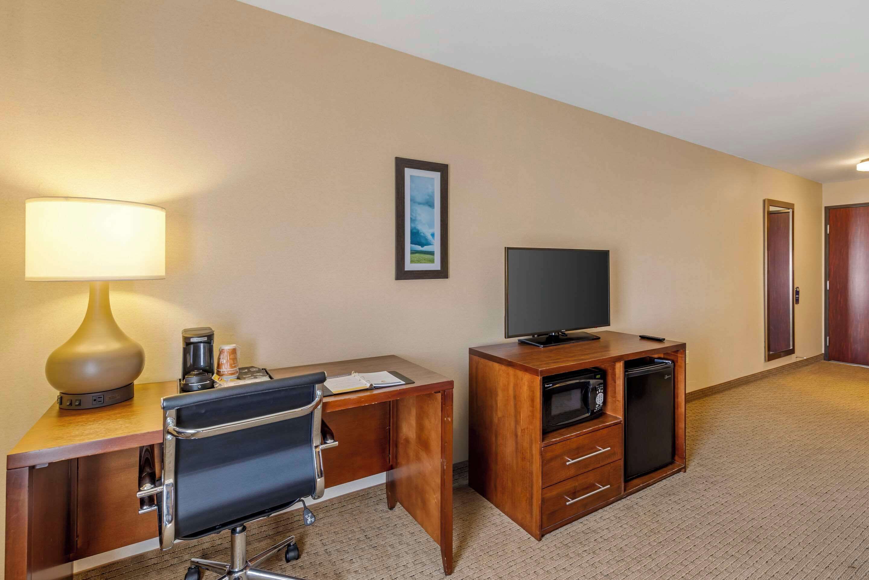 standard room, 1 king bed, non smoking | individually decorated, individually furnished, desk, blackout curtains