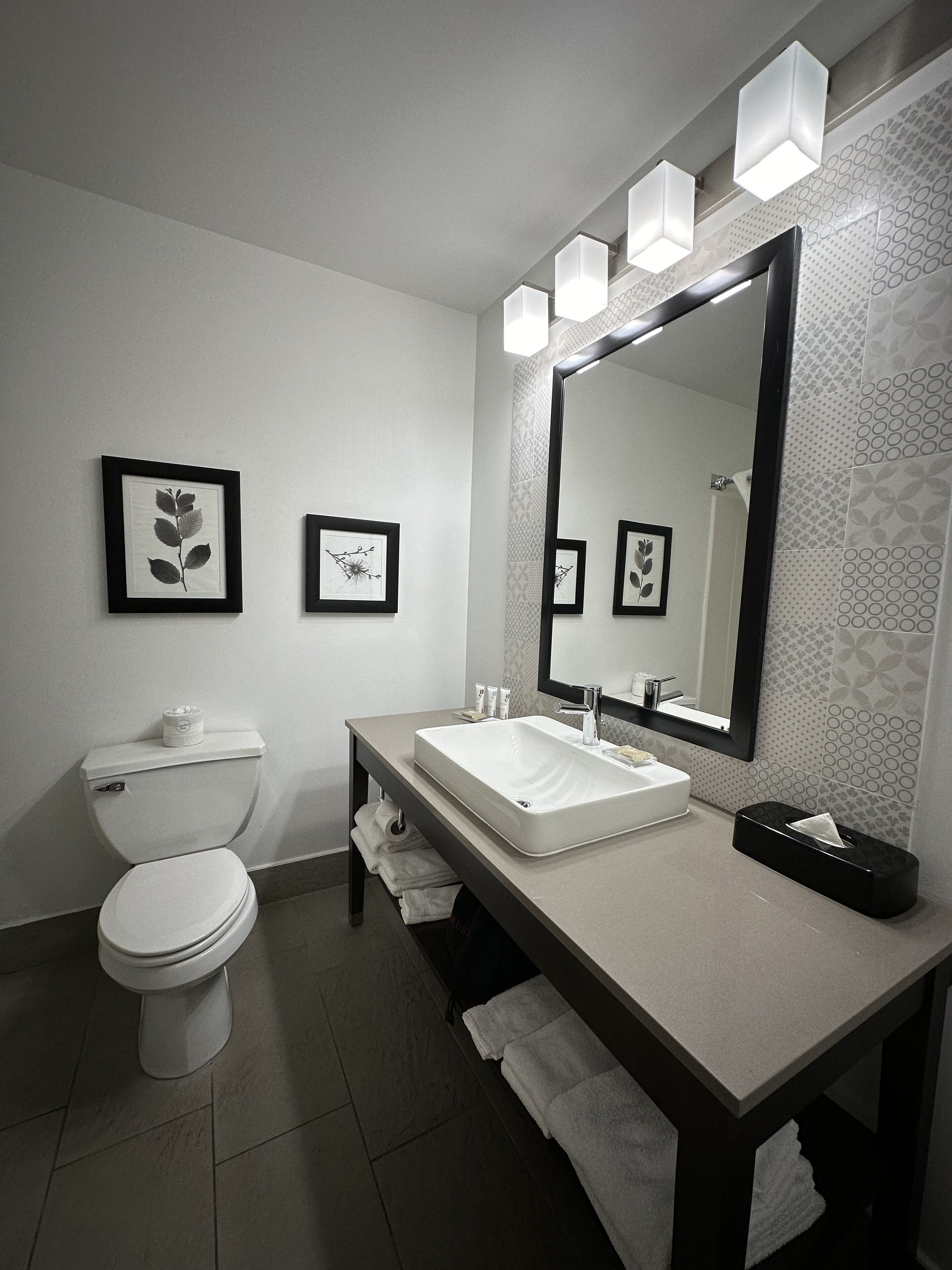 room, 1 king bed, non smoking | bathroom | combined shower/bathtub, free toiletries, hair dryer, towels