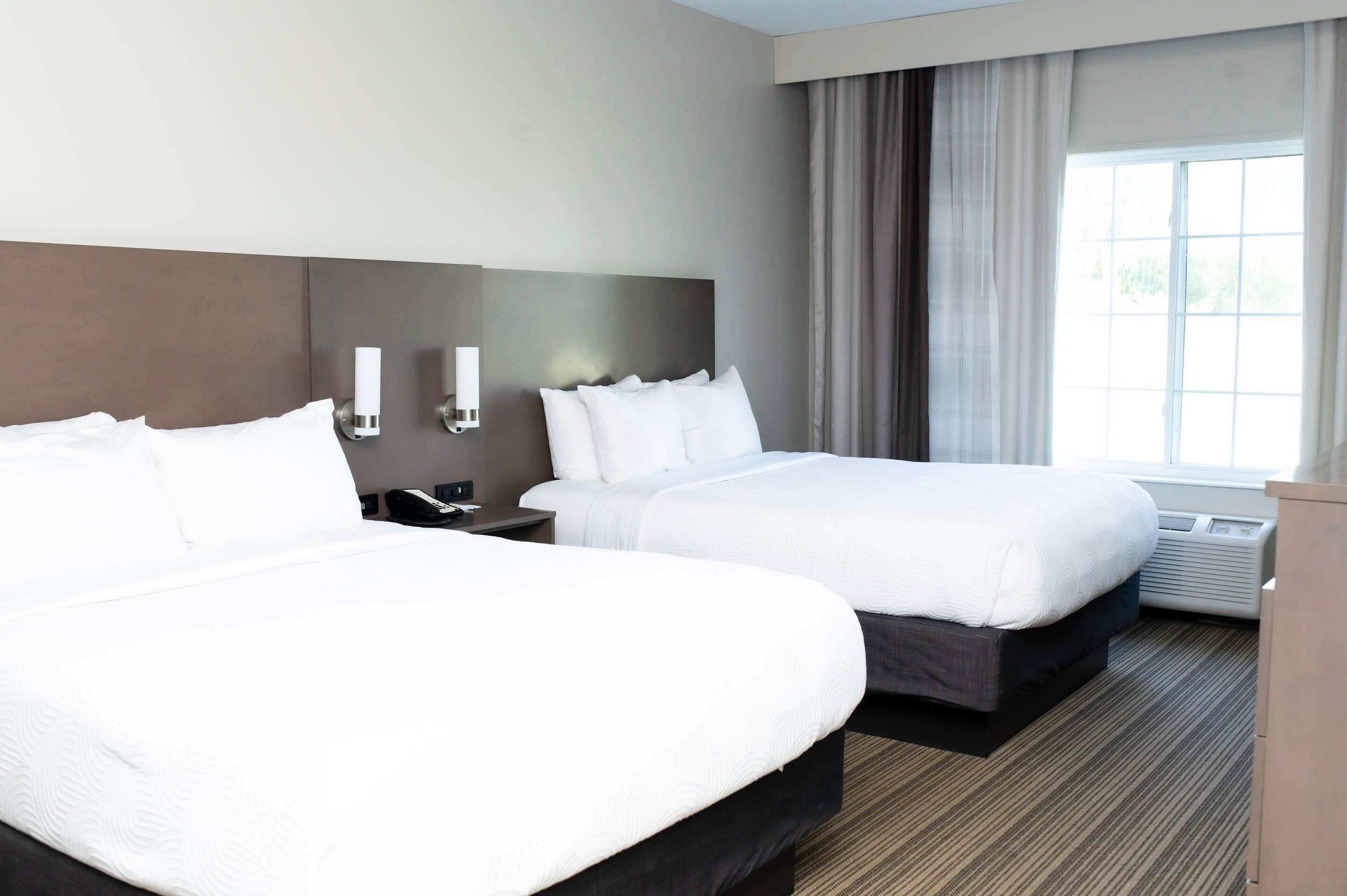 Chambre, 2 grands lits, non-fumeurs | Coffres-forts dans les chambres, bureau, rideaux occultants