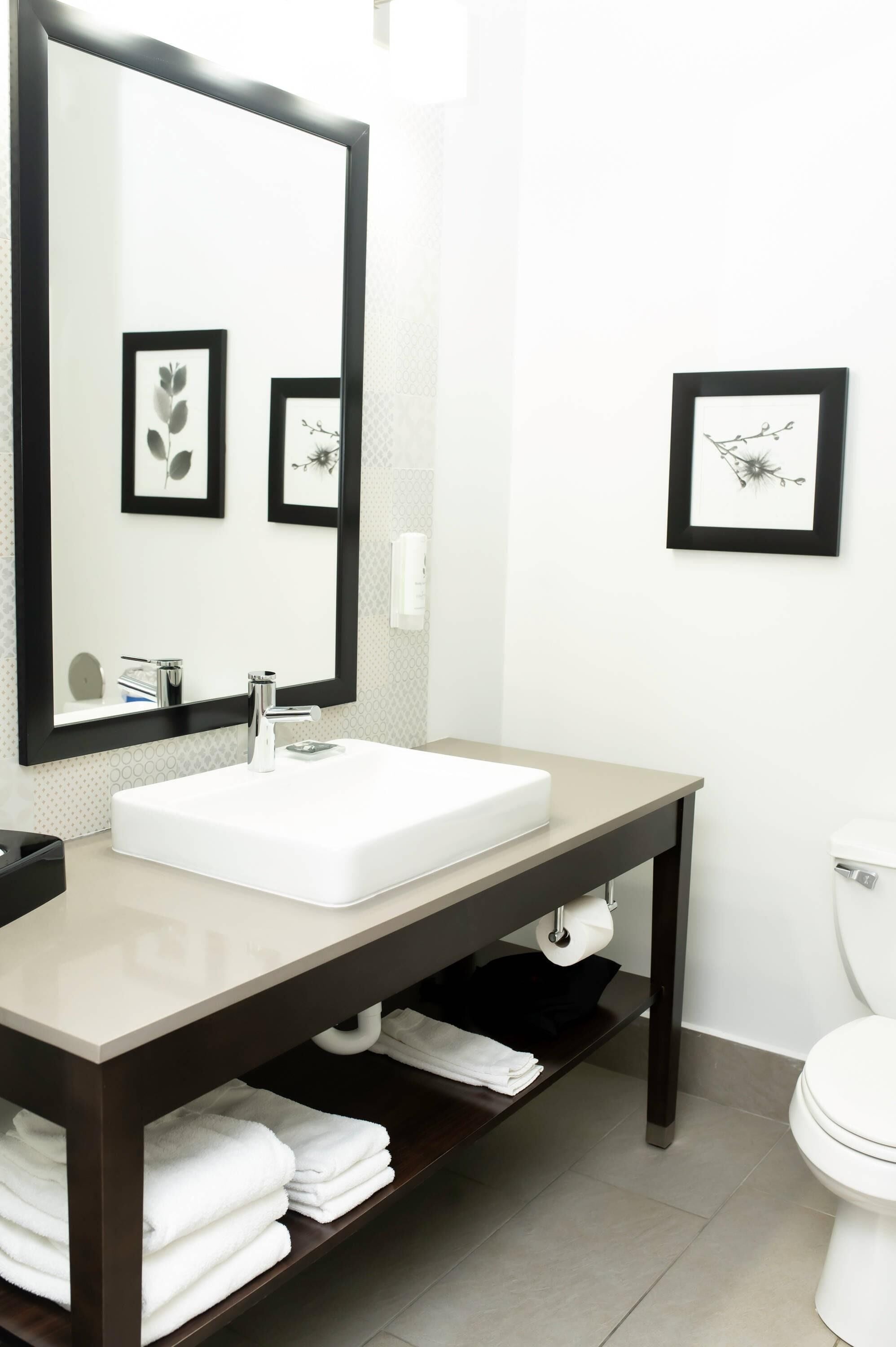 Chambre, 2 grands lits, non-fumeurs | Coffres-forts dans les chambres, bureau, rideaux occultants