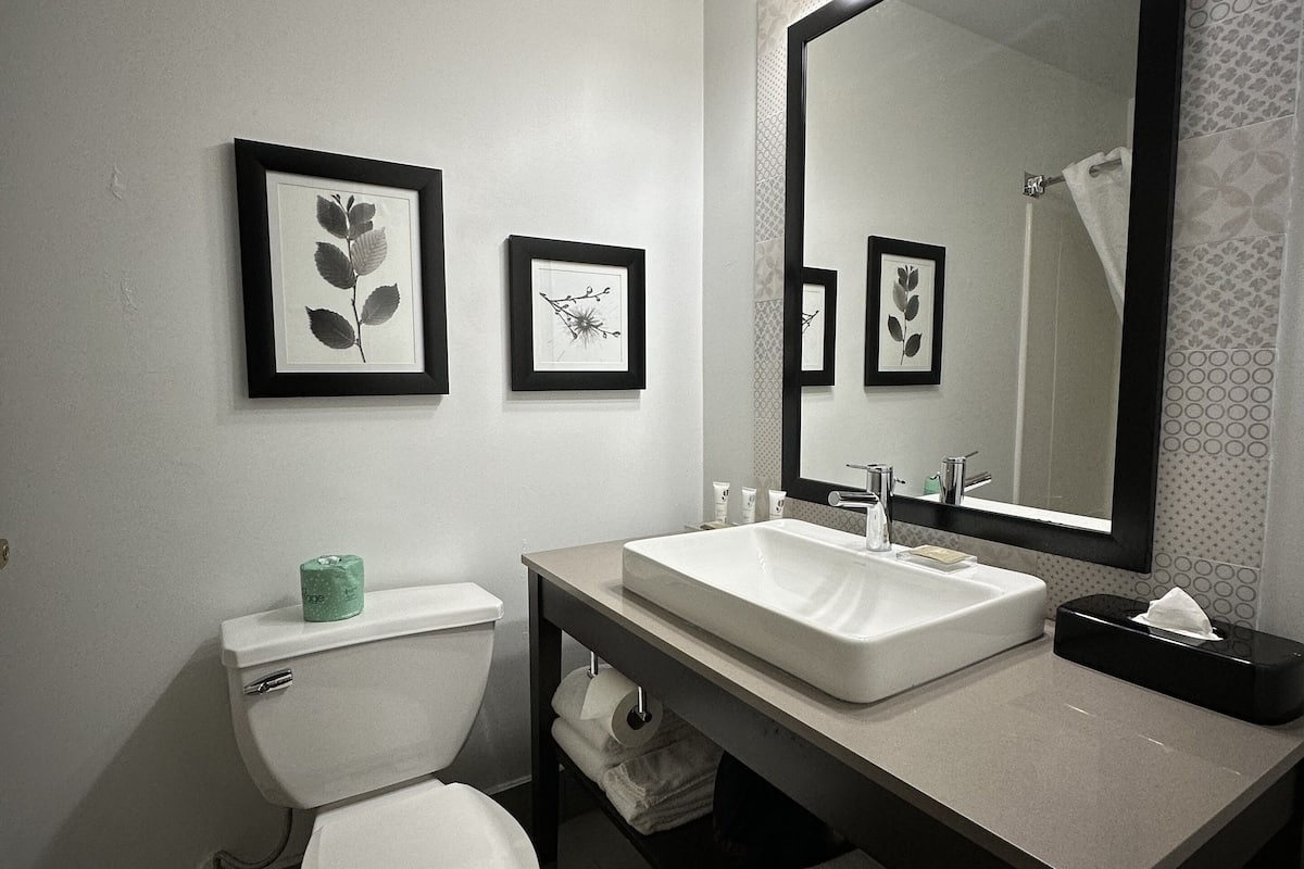 room, 2 queen beds, non smoking | bathroom | combined shower/bathtub, free toiletries, hair dryer, towels