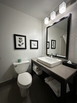 Habitación, 2 camas de matrimonio, no fumadores | Baño | Ducha y bañera combinadas y artículos de higiene personal gratuitos