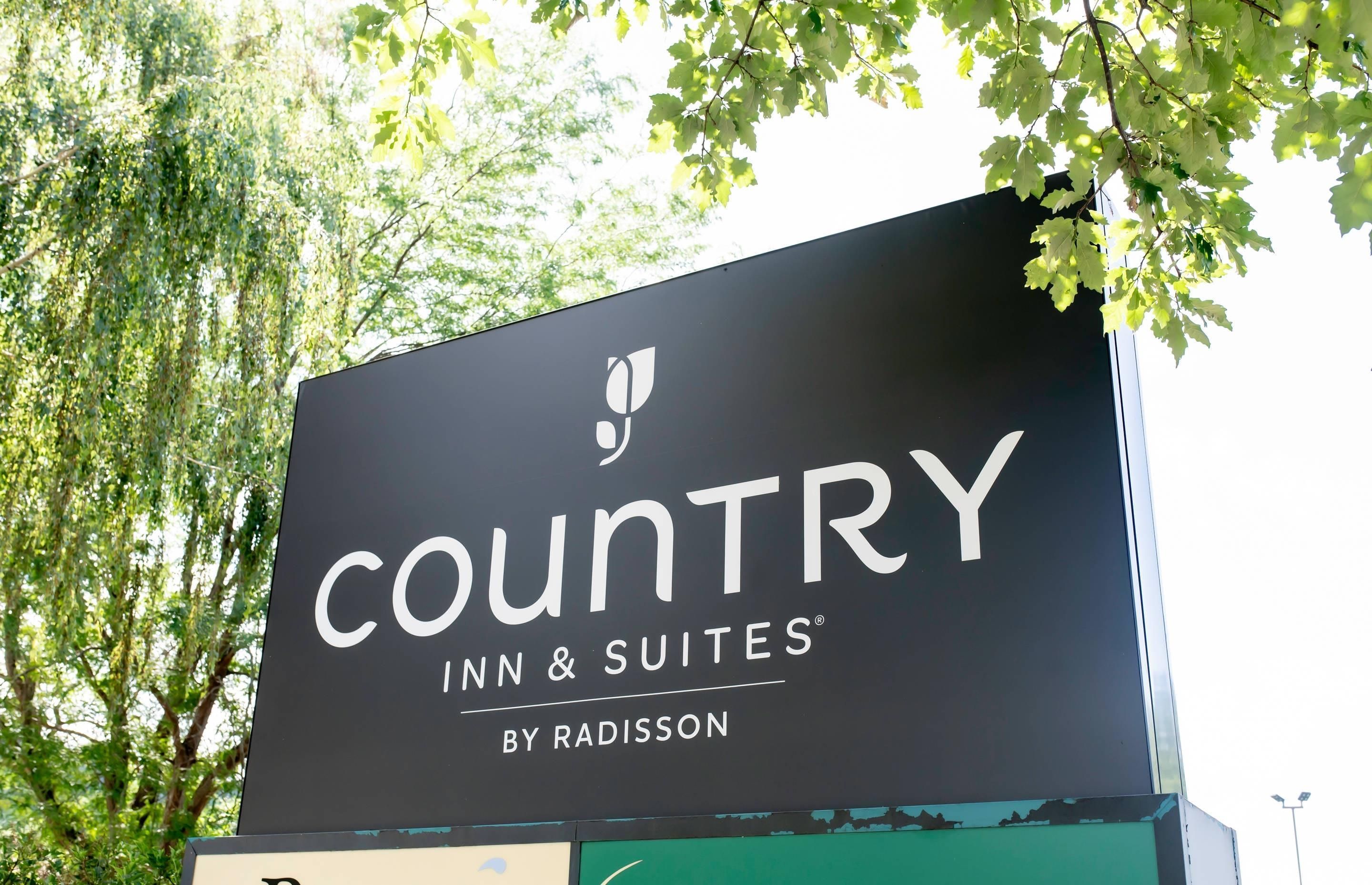 Une enseigne pour un hôtel appelé « Country Inn & Suites », appartenant à la chaîne Radisson.