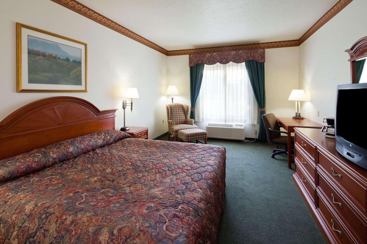 In-room safe, desk, blackout drapes, iron/ironing board