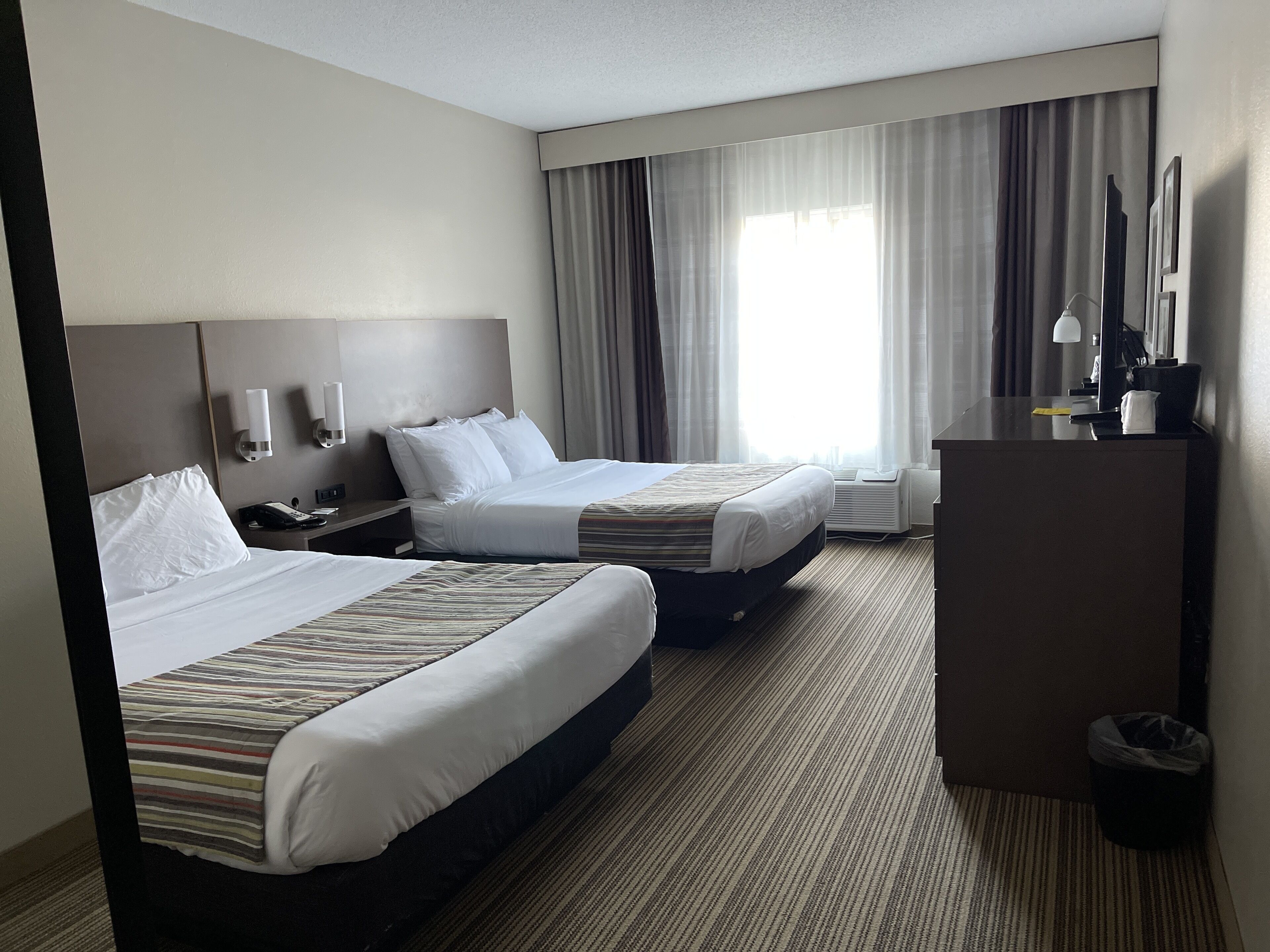 Chambre, 2 grands lits, non-fumeurs | Coffres-forts dans les chambres, bureau, rideaux occultants