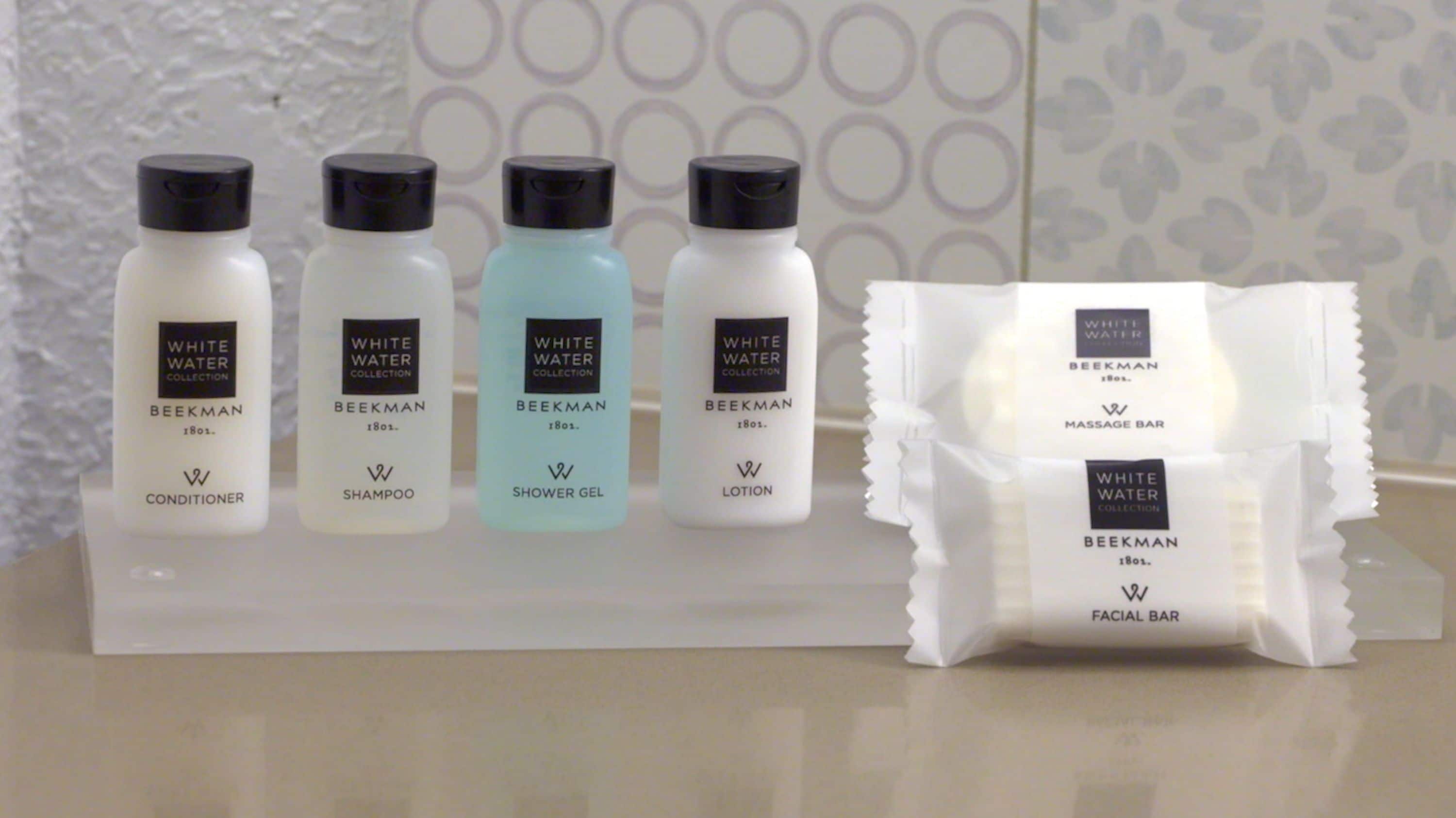 studio suite, 1 king bed, non smoking | bathroom | combined shower/bathtub, free toiletries, hair dryer, towels