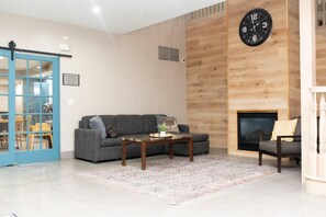 Lobby - Country Inn & Suites by Radisson, Prairie du Chien (Prairie Du Chien)