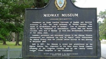 En historisk minnesplatta för Midway-museet, som beskriver hur museet grundades av kalvinister från South Carolina och vilken betydelse det hade för den revolutionära andan i Georgia.