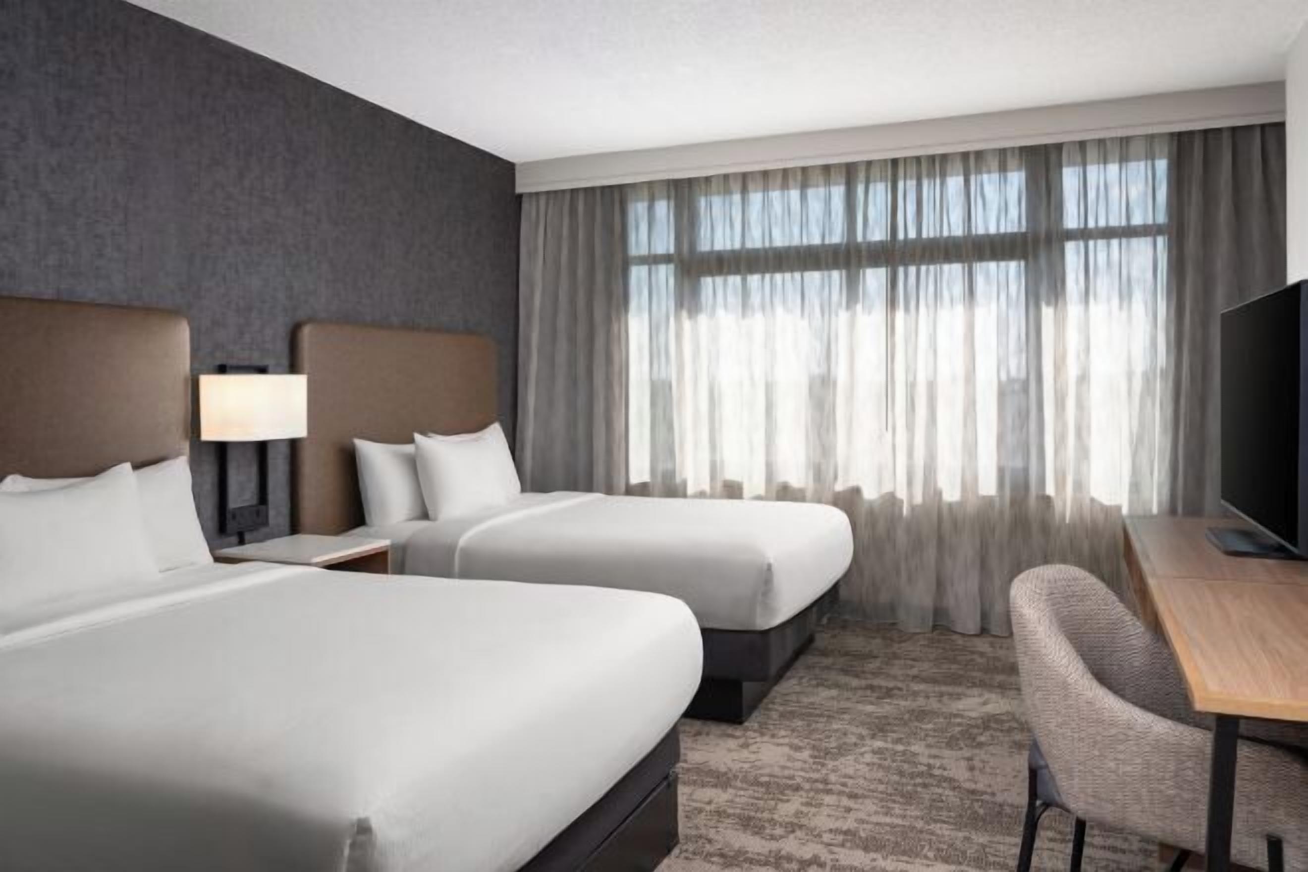 1 間睡房、房內夾萬、書桌、手提電腦工作空間