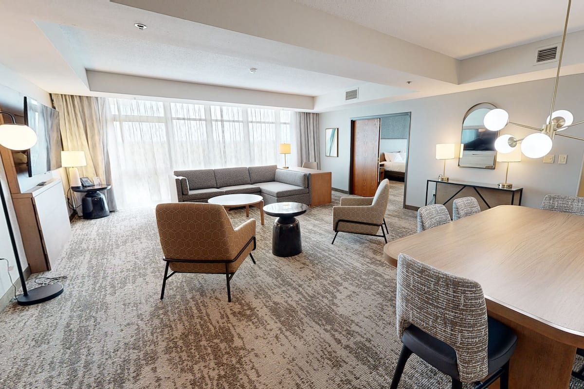 Executive-Suite, 1 King-Bett, Nichtraucher | 1 Schlafzimmer, Zimmersafe, Schreibtisch, laptopgeeigneter Arbeitsplatz