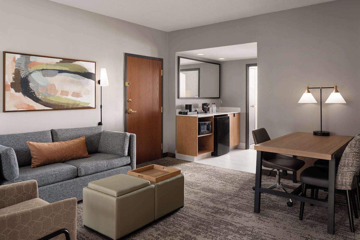 En 55-tommers smart-TV med kabel-kanaler samt Netflix