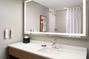 Combined shower/tub, free toiletries, hair dryer, towels