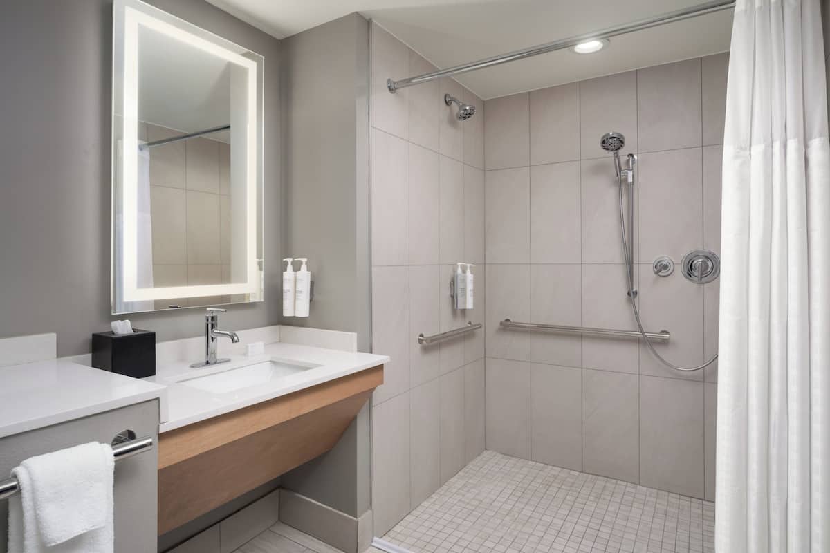 Kombinert dusj/badekar, toalettartikler (inkludert) og hårføner